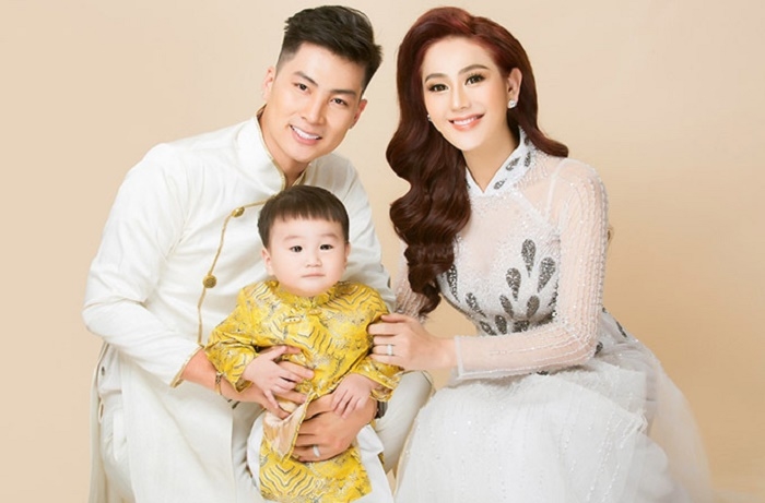 Năm 2018 cặp đôi đã chi ra 1 tỷ để thỏa mong ước làm bố mẹ. Cụ thể Lâm Khánh Chi đã nhờ đến một người phụ nữ ở Thái Lan mang thai hộ, cậu bé được đặt tên là Thiên Long, càng lớn càng có nhiều đường nét giống mẹ.