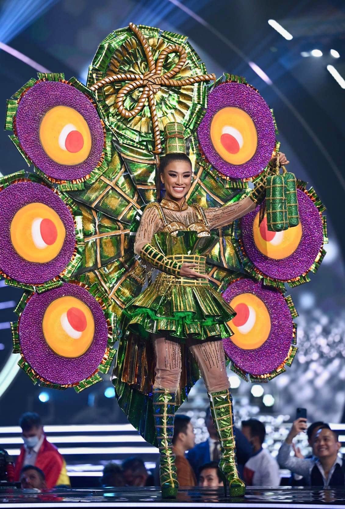 Cận cảnh trang phục dân tộc của Kim Duyên tại Miss Universe 2021.
