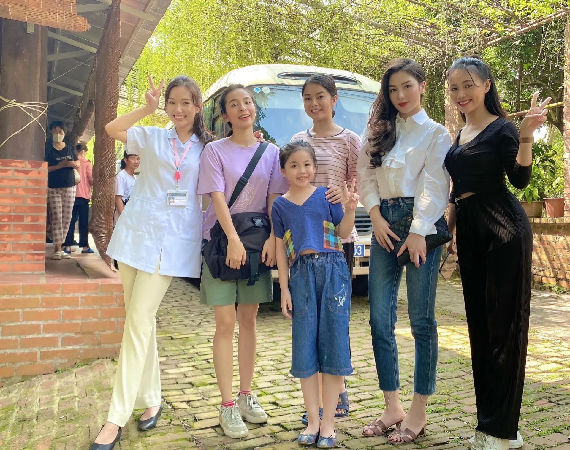 Nhan sắc cô gái nổi bật hơn cả nữ chính và cô bán quạt trong 'Phố trong làng' - Ảnh 3