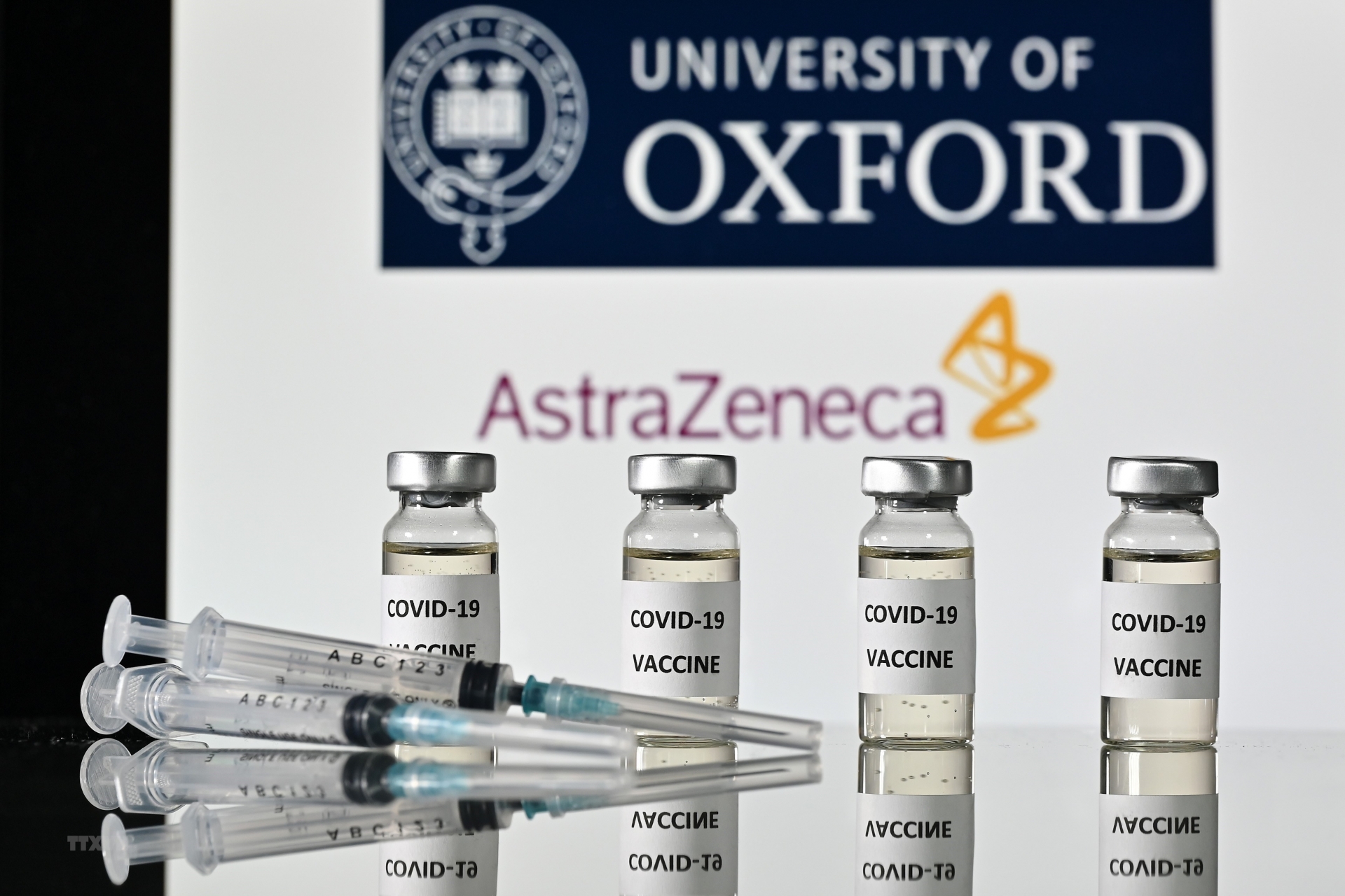 Liều tăng cường vaccine AstraZeneca hiệu quả chống lại biến thể Omicron (Ảnh minh họa).