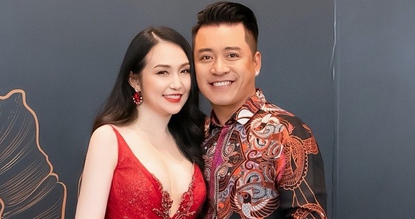 Tuấn Hưng làm gì trong một năm qua: Xe ôm, chăm trẻ, nhận 'lương' từ vợ