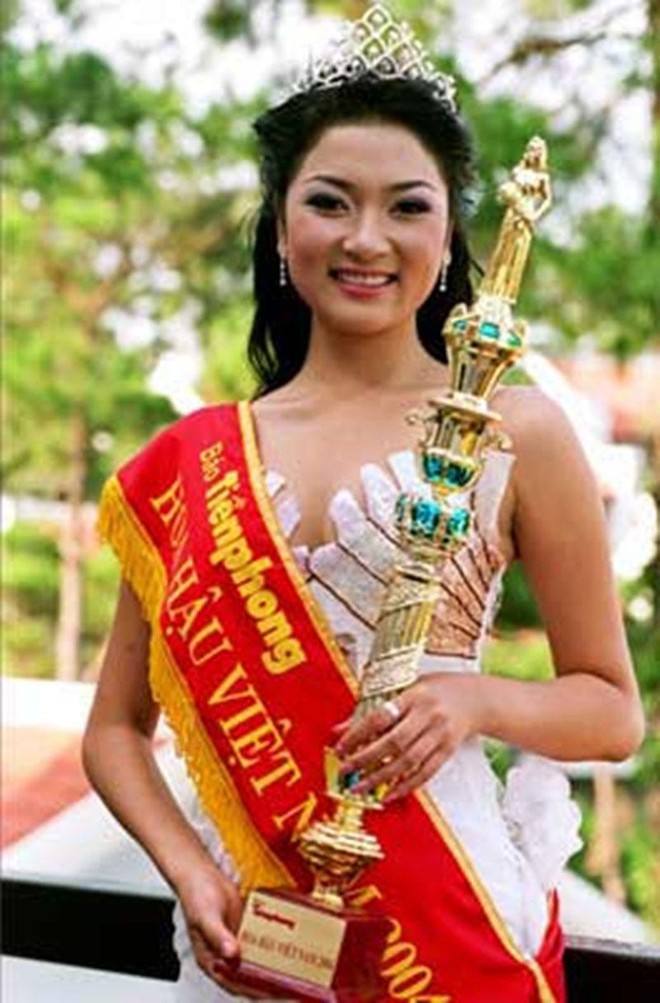 Nguyễn Thị Huyền đăng quang Hoa hậu Việt Nam năm 19 tuổi.