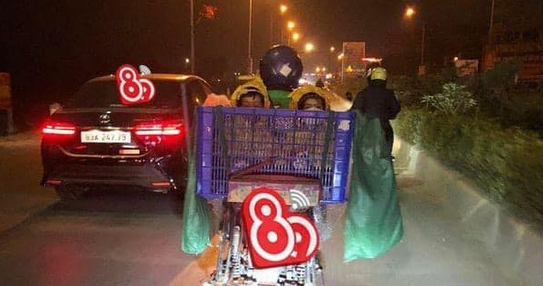 Hai em bé theo bố shipper đi giao hàng giữa đêm mùa đông rét mướt