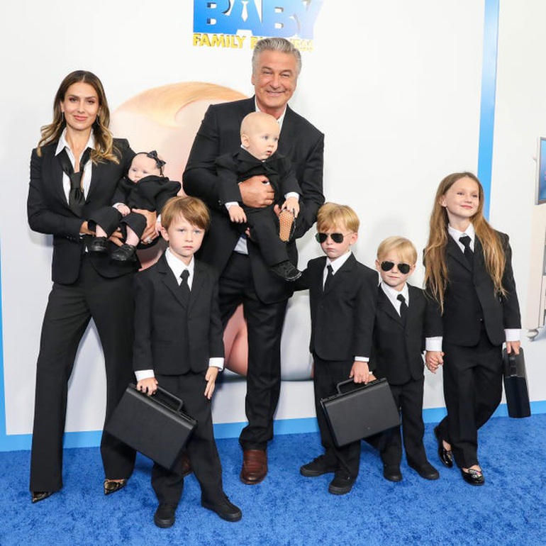 Gia đình đông con của Alec Baldwin và Hilaria Baldwin.