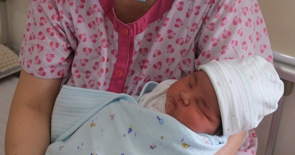 Sản phụ U40 tên Nhanh đẻ thường em bé nặng 5,15 kg trong đúng 10 phút