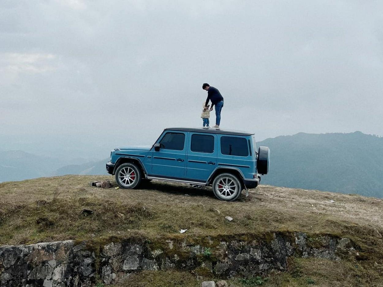 Khoảnh khắc độc lạ của hai bố con Cường Đô La: người trên đỉnh xe, xe trên đỉnh núi.