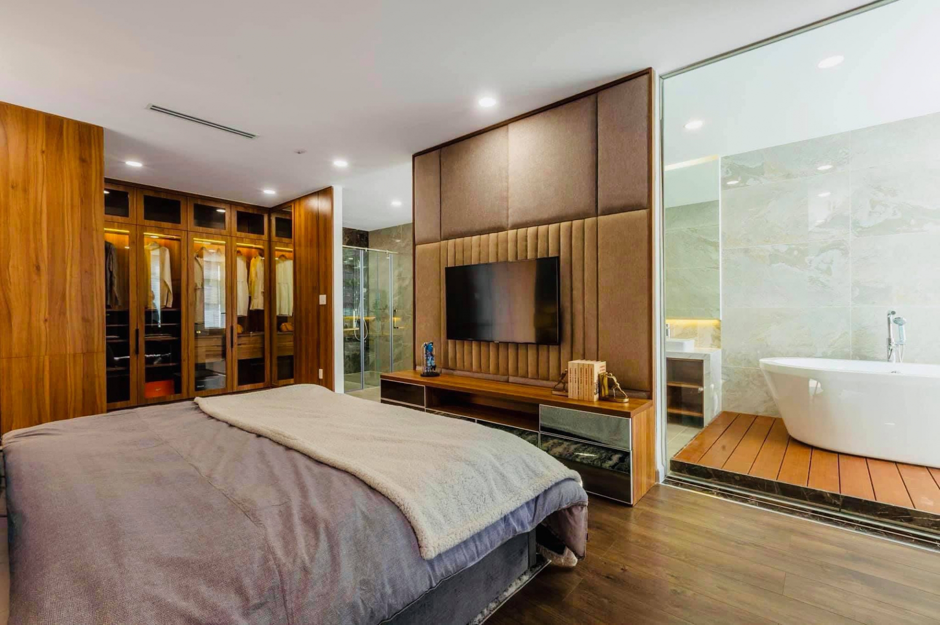 Căn penthouse của Hoa hậu Ngọc Diễm được thiết kế với 4 phòng ngủ, đồ nội thất sử dụng tông màu trầm phù hợp với không gian nghỉ ngơi.