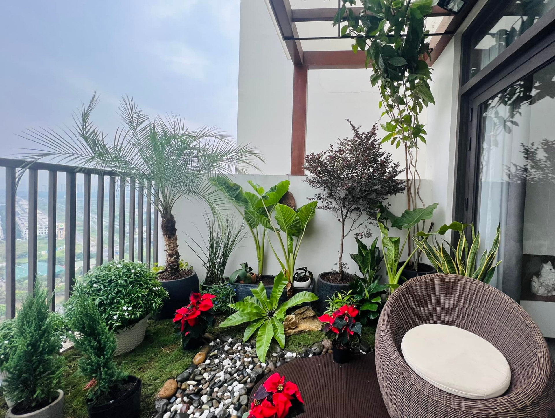 Góc ban công rộng của căn penthouse được Hoa hậu Ngọc Diễm tận dụng thành một khu vườn nhỏ với cây và hoa giúp thêm phần xanh mát cho ngôi nhà.
