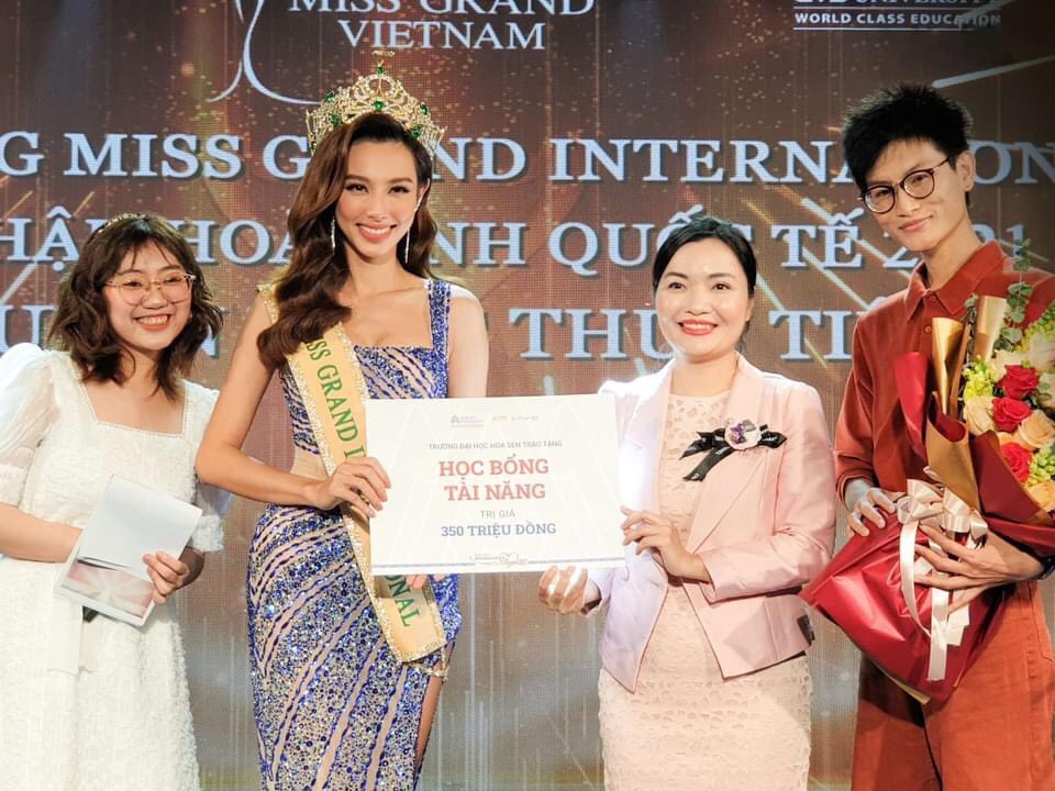 Về thăm trường cũ, Hoa hậu Thùy Tiên nhận món quà trị giá 350 triệu đồng - Ảnh 2