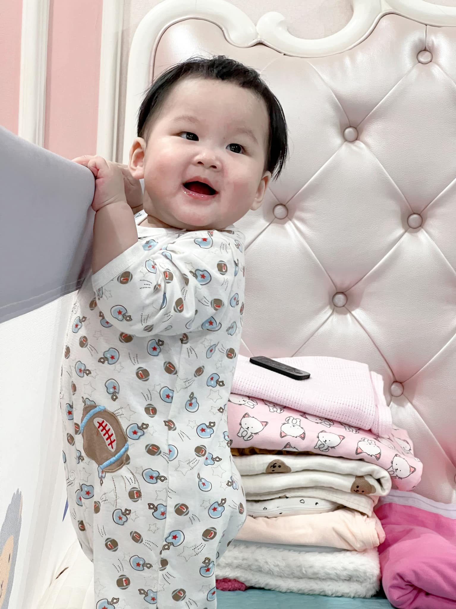 Con gái 9 tháng của Bảo Thanh lại dân mạng 'ôm tim' với loạt biểu cảm cưng hết nấc - Ảnh 1