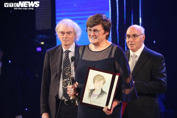Ba nhà khoa học Katalin Kariko, Drew Weissman và Pieter Cullis được vinh danh giải thưởng chính tại lễ trao giải VinFuture (Ảnh VTC News).