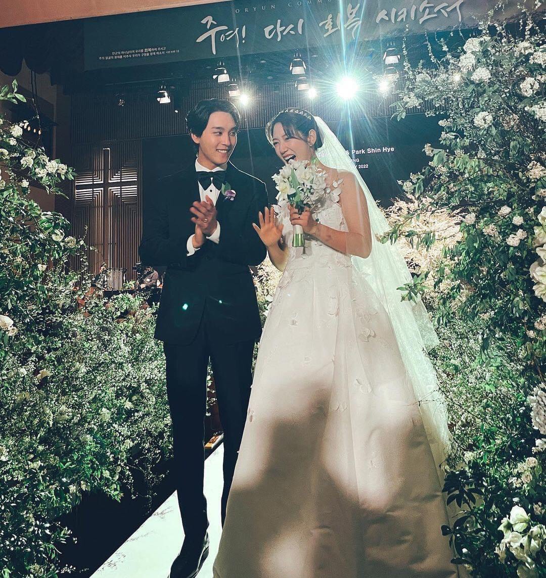 Lee Min Ho 'hậm hực' đến dự đám cưới Park Shin Hye, biết được nguồn cơn ai cũng ôm bụng cười - Ảnh 2