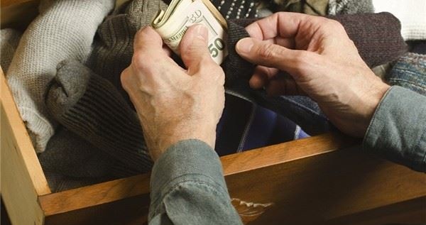 Vợ dọn nhà đón Tết phát hiện chồng để quên quỹ đen 71 triệu đồng