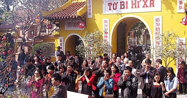 Không thể đi lễ chùa đầu năm, người dân nên làm gì để cầu bình an, may mắn?