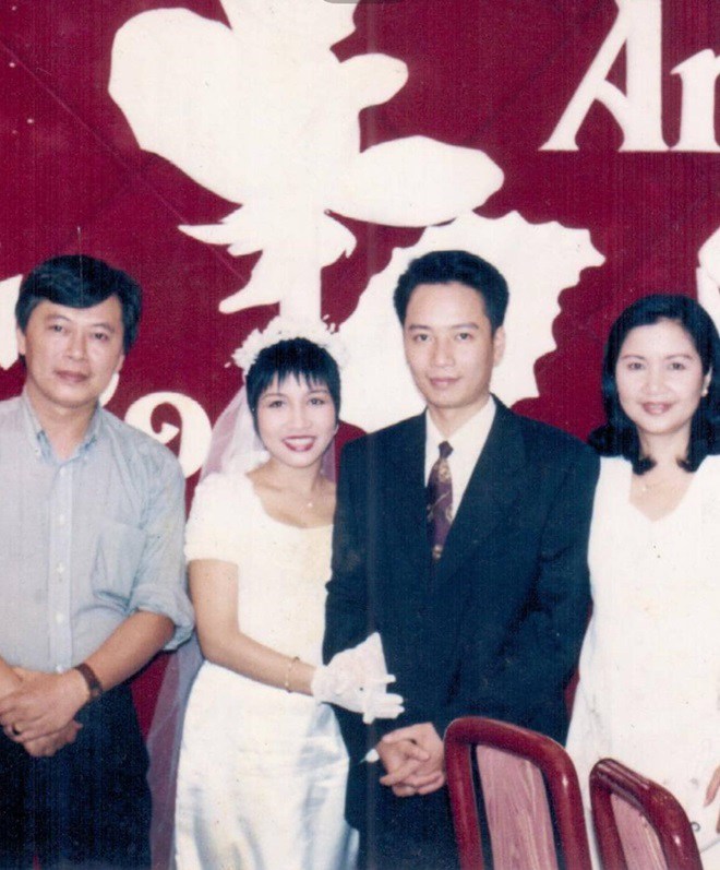 Mẹ chồng diva Mỹ Linh (bên phải) trong ngày cưới của cô.