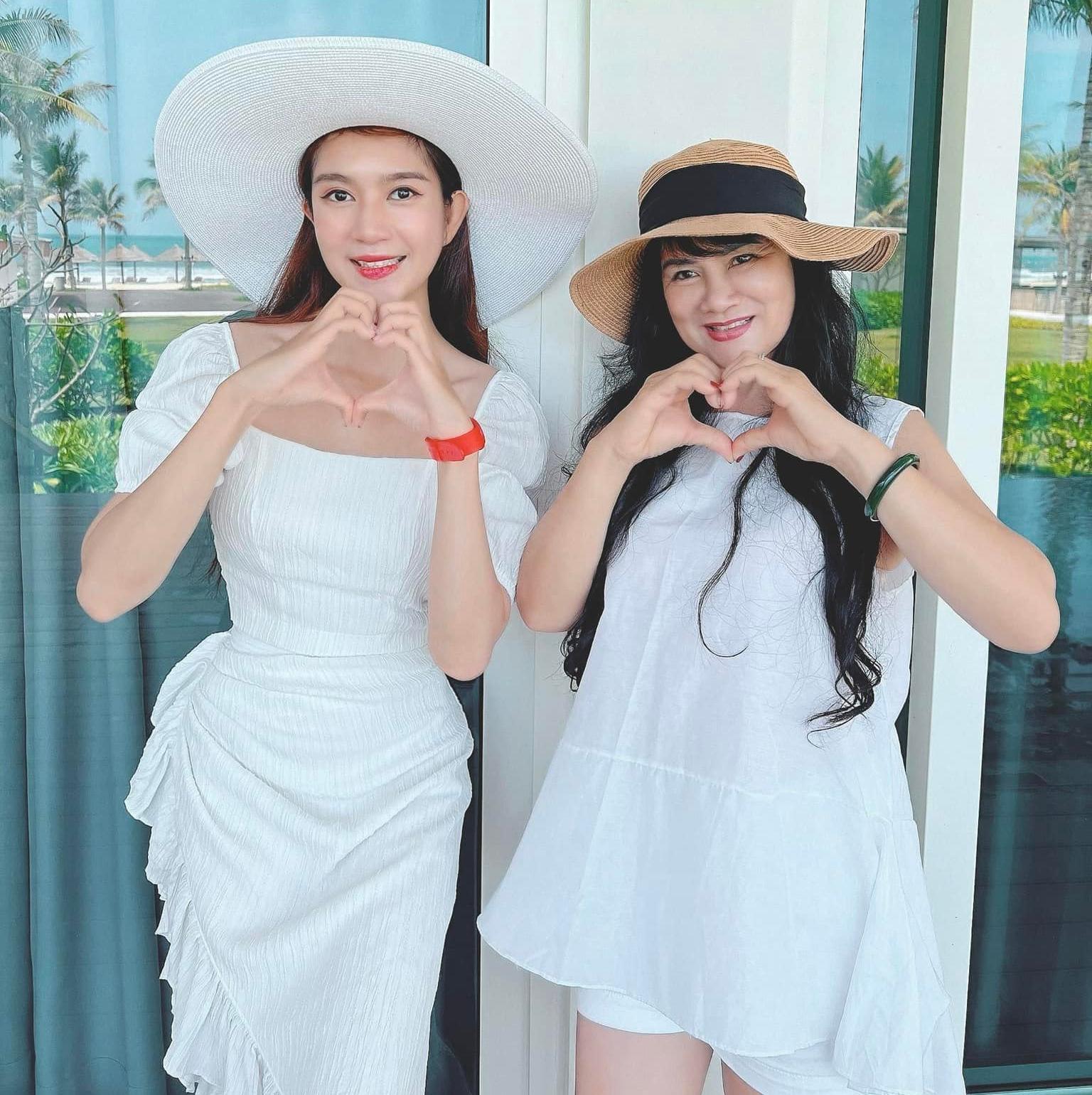 Mẹ vợ U70 của Lý Hải: Tự tin diện váy trắng ngắn trên đầu gối, khoe nhan sắc nổi bật hơn cả con gái - Ảnh 1