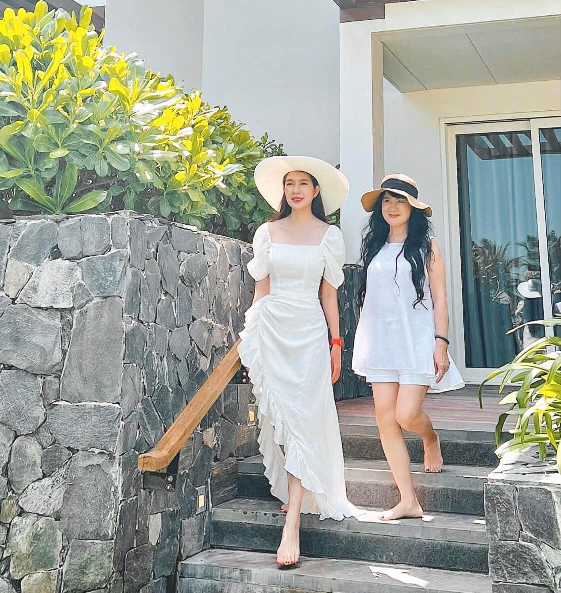 Mẹ vợ U70 của Lý Hải: Tự tin diện váy trắng ngắn trên đầu gối, khoe nhan sắc nổi bật hơn cả con gái - Ảnh 4