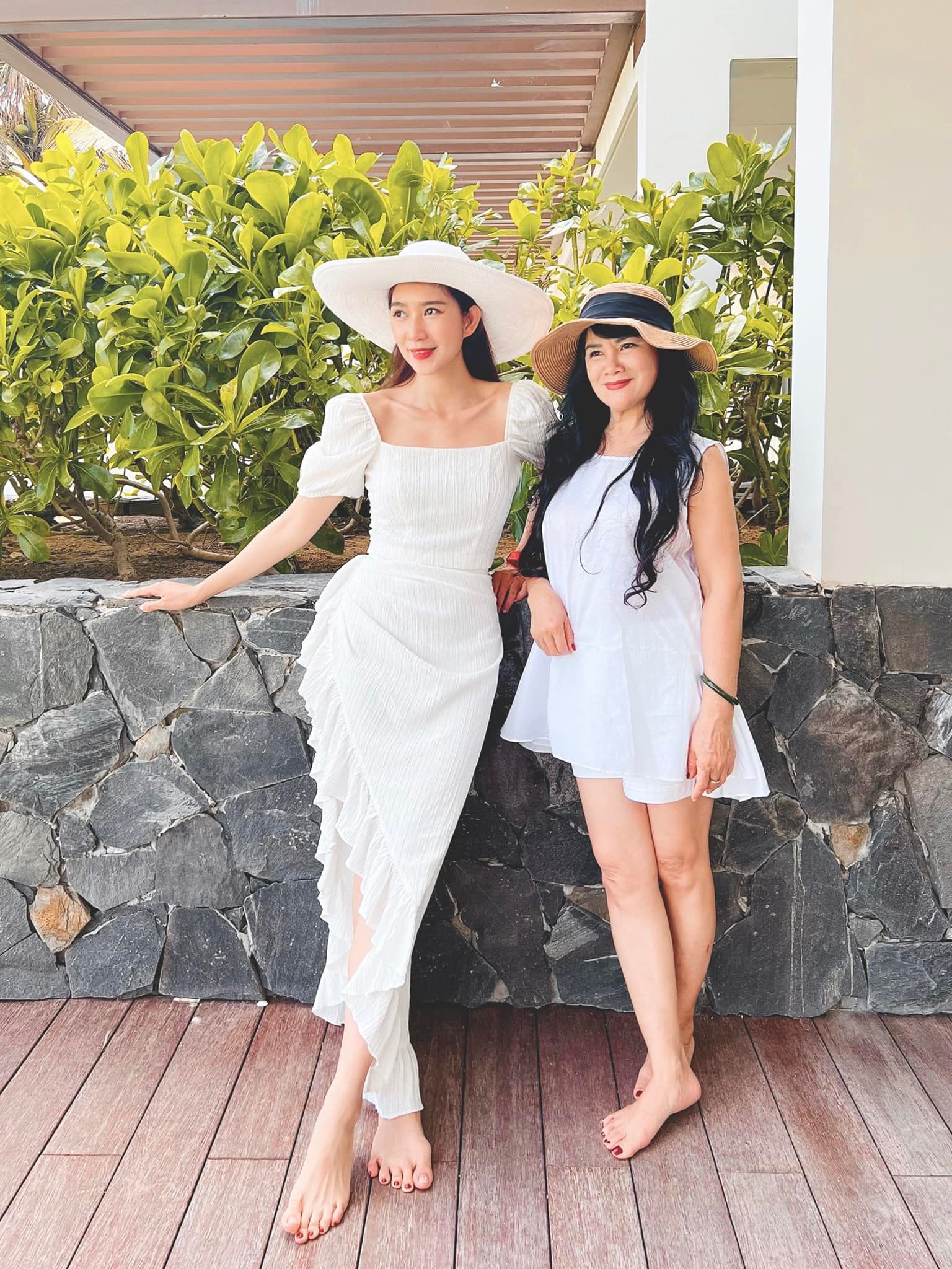 Mẹ vợ U70 của Lý Hải: Tự tin diện váy trắng ngắn trên đầu gối, khoe nhan sắc nổi bật hơn cả con gái - Ảnh 3
