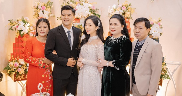 Bà xã Đức Chinh có hành động cực khéo dành cho mẹ chồng trong đám cưới