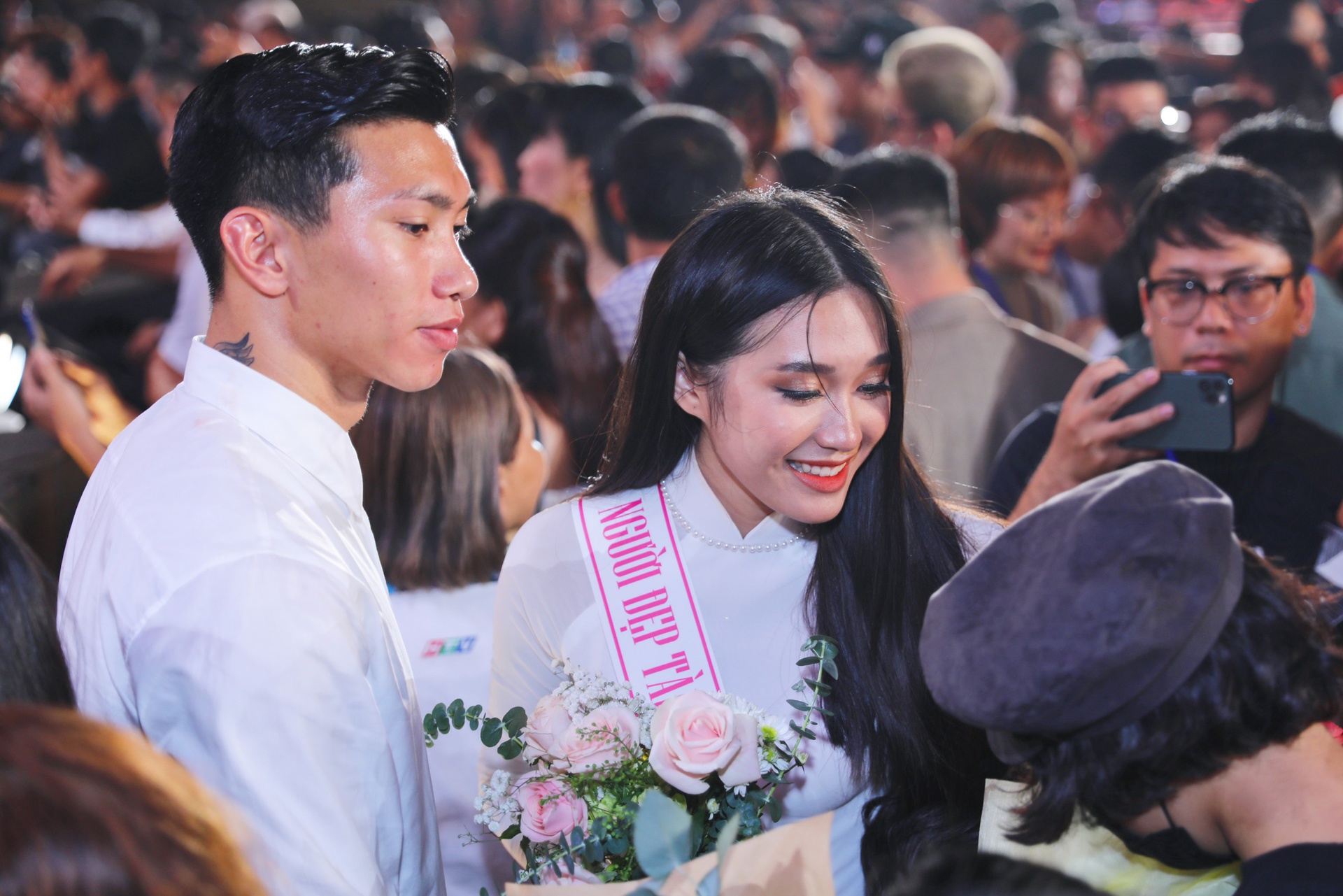 Đoàn Văn Hậu từng công khai đến cổ vũ, động viên 'bạn gái tin đồn' khi cô tham gia Hoa hậu Việt Nam.