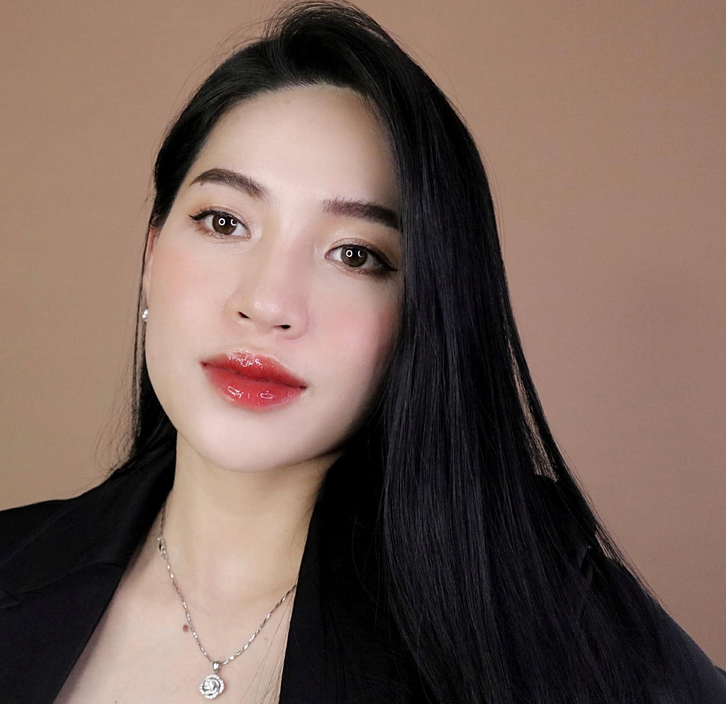 Võ Hà Linh là ai? 'Idol Tóp Tóp', beauty blogger khiến hội reviewer mỹ phẩm dè chừng - Ảnh 2