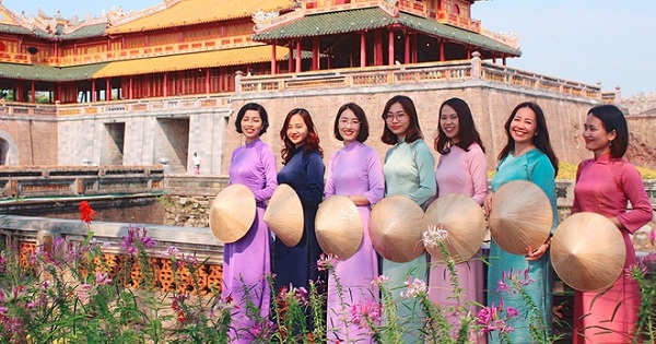 Đi du lịch Huế mặc áo dài, du khách nữ được miễn phí 100% vé tham quan di tích