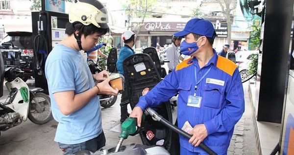 Giá xăng vượt kỉ lục, xăng RON 95 xấp xỉ 30.000 đồng/lít như dự đoán