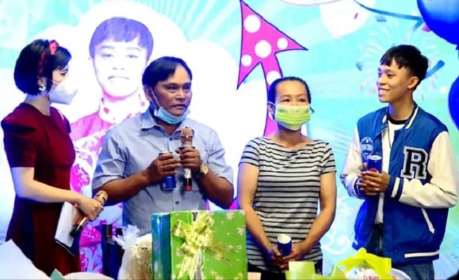 Bố mẹ Hồ Văn Cường lần đầu lộ diện sau vụ cúi đầu nhận tiền cát xê của con từ ekip Phi Nhung - Ảnh 2