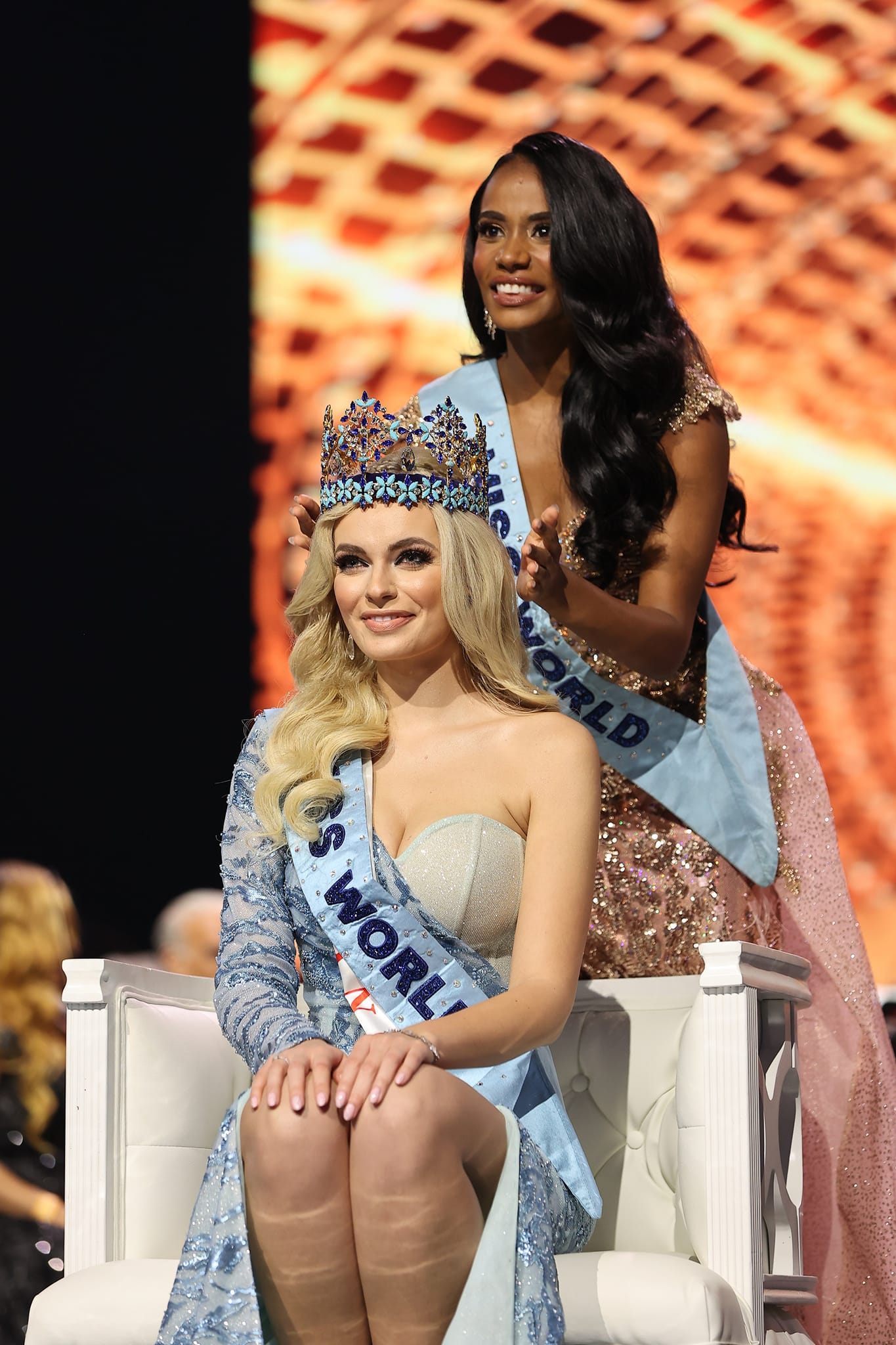 Vừa mới đăng quang, Miss World 2021 Karolina Bielawska bị soi lộ ảnh tình cảm với trai lạ - Ảnh 2