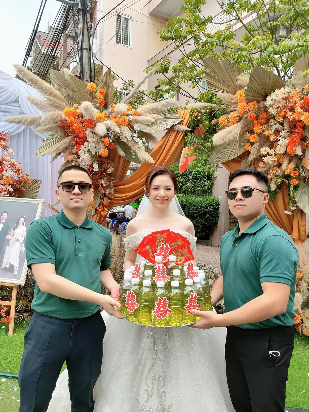 Cô dâu Bắc Giang được hội bạn thân tặng 10 lít xăng trong ngày cưới, cách xử lý rất thông minh - Ảnh 2