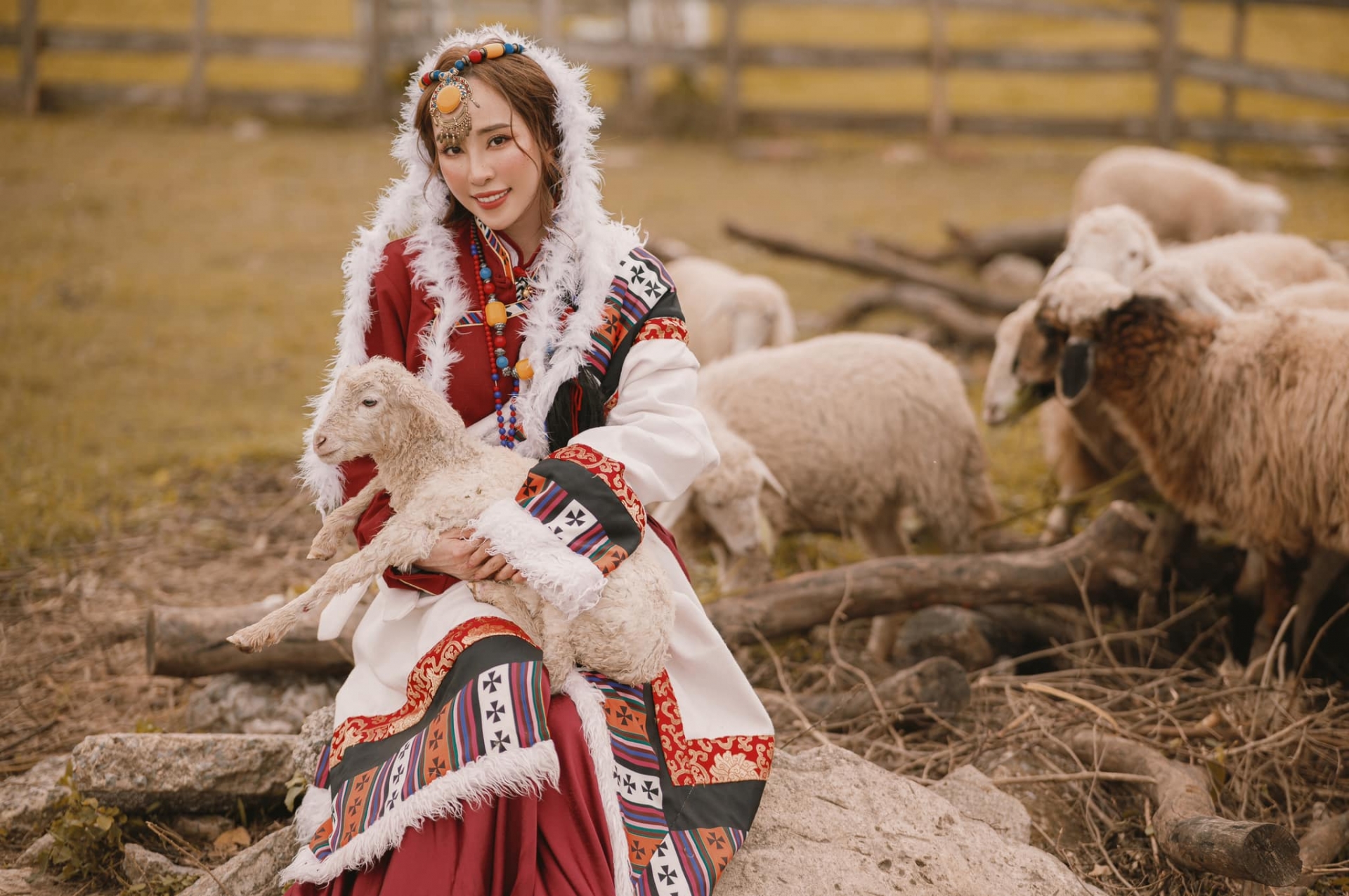 'Cá sấu chúa' Quỳnh Nga hóa công chúa Mông Cổ, cưỡi ngựa bắn cung đẹp như phim cổ trang Hoa ngữ - Ảnh 8