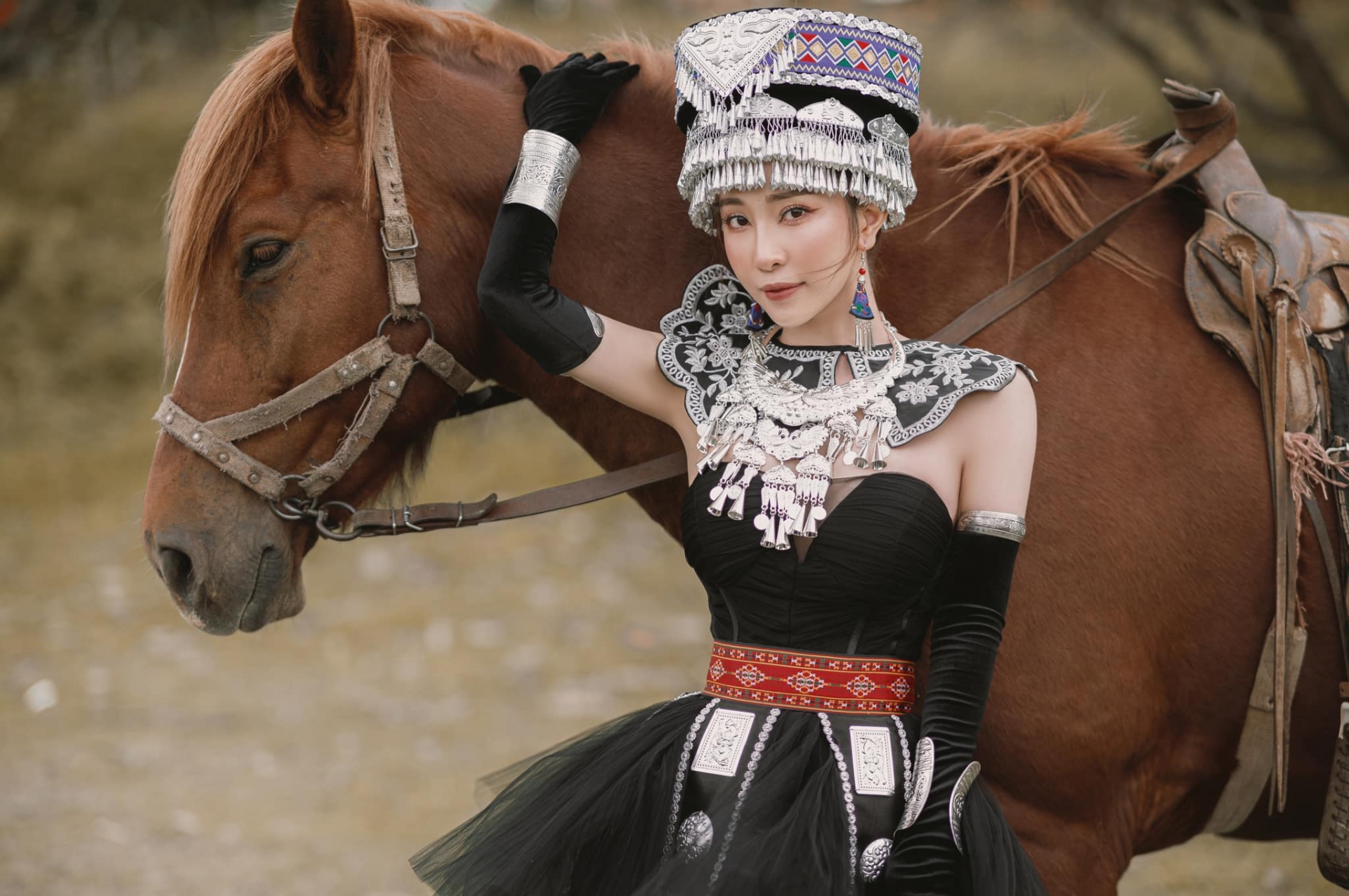 'Cá sấu chúa' Quỳnh Nga hóa công chúa Mông Cổ, cưỡi ngựa bắn cung đẹp như phim cổ trang Hoa ngữ - Ảnh 6