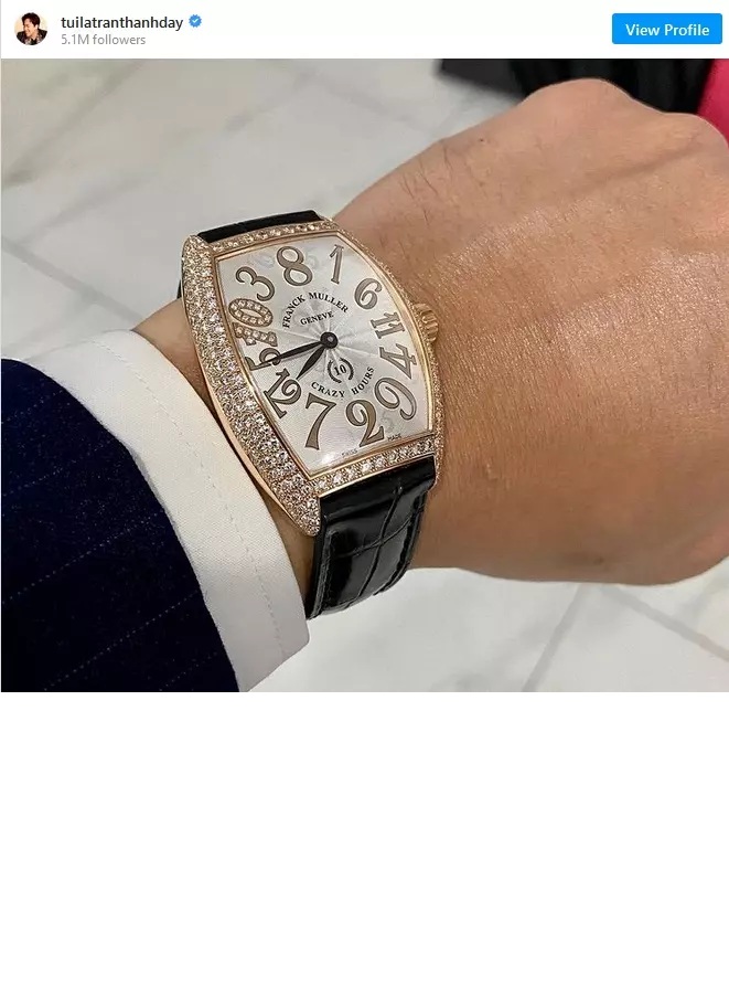Trấn Thành từng khoe chiếc đồng hồ Franck Muller Crazy Hours trên trang cá nhân. Món đồ này có giá khoảng hơn 500 triệu.