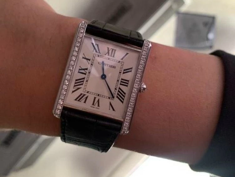 Chiếc Cartier dây da đen cũng nằm trong bộ sưu tập đồng hồ đắt đỏ của MC Trấn Thành. Được biết, anh đã chi khoảng 1,25 tỷ đồng để sở hữu món đồ này.