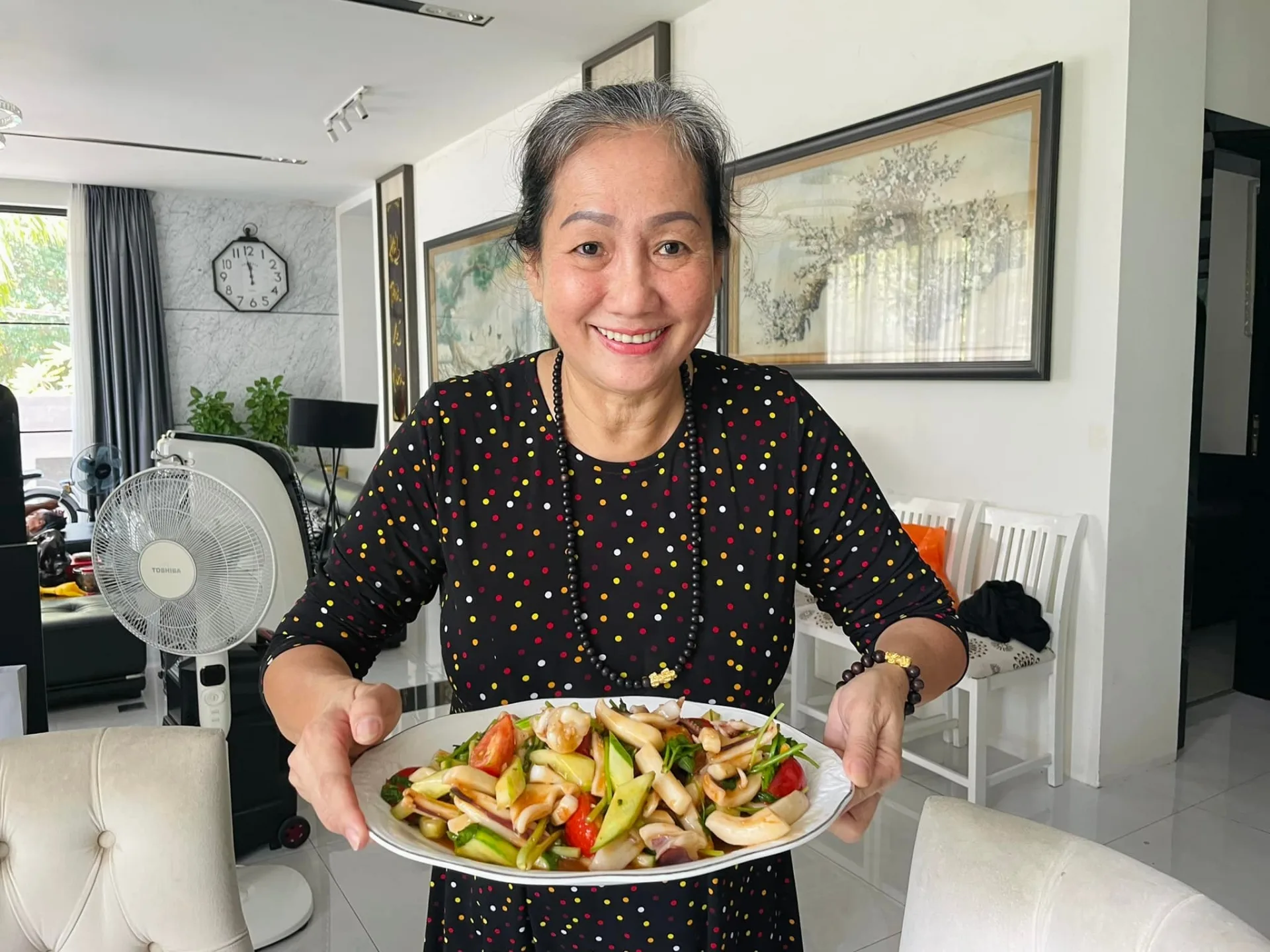 Cuối tuần Quốc Trường mặc đồ kín mít vào bếp, chỉ cần mẹ khen đẹp là được - Ảnh 1