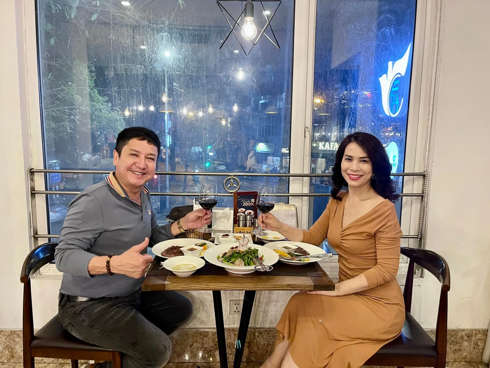 Chí Trung và bạn gái kém 17 tuổi đăng ảnh Anh quốc: 