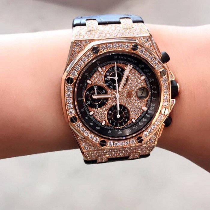 Chiếc đồng hồ đến từ thương hiệu Audemars Piguet trị giá 2 tỷ từng được Hoa hậu Mai Phương Thúy chia sẻ.