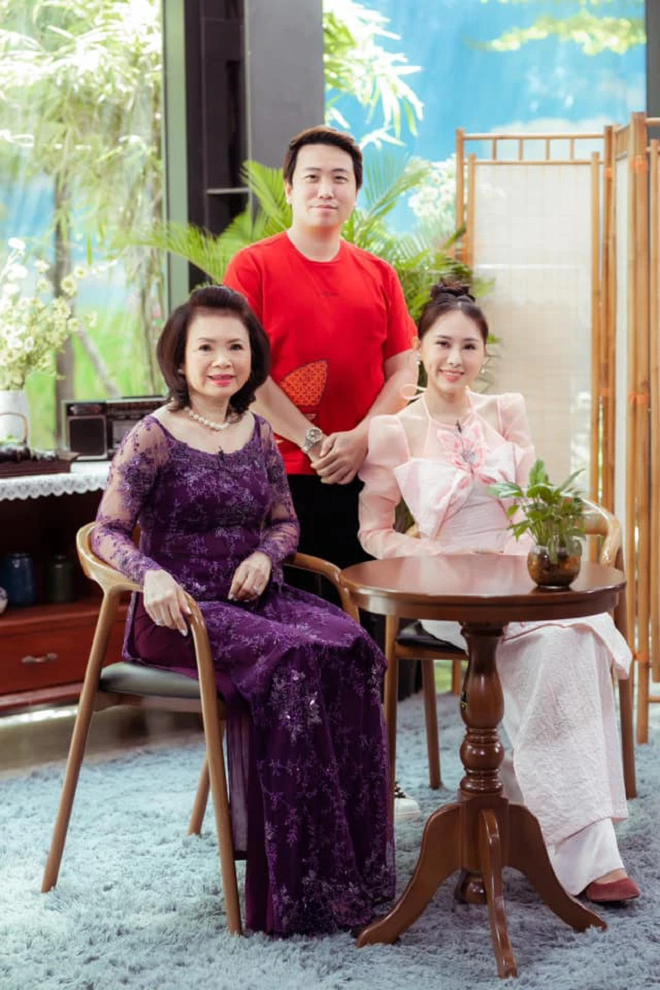 Showbiz Việt từng có chuyện cô Hoa hậu làm mất điểm với mẹ chồng chỉ vì hình xăm ở lưng - Ảnh 2