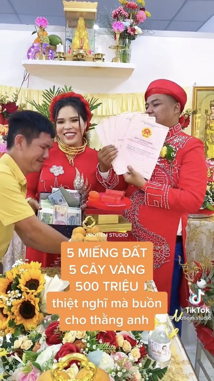 Anh trai Đà Nẵng vừa khóc vừa tặng em gái 5 miếng đất, 5 cây vàng, 500 triệu để tiễn em về nhà chồng - Ảnh 1