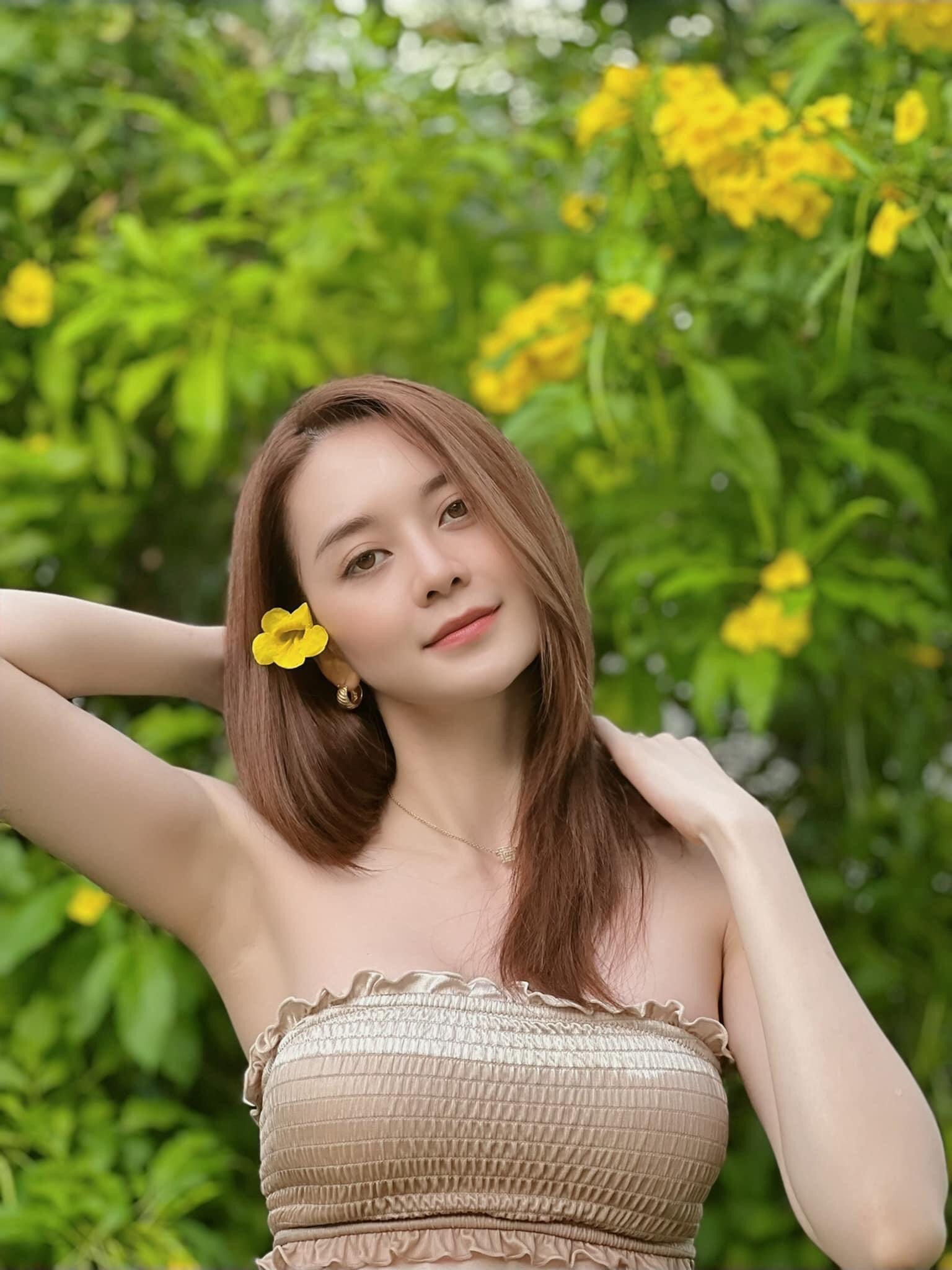 Thiều Bảo Trang đốt cháy mùa hè với bộ ảnh bikini mướt mắt, netizen: 'Mùa xuân hoa nở là vì chị' - Ảnh 1