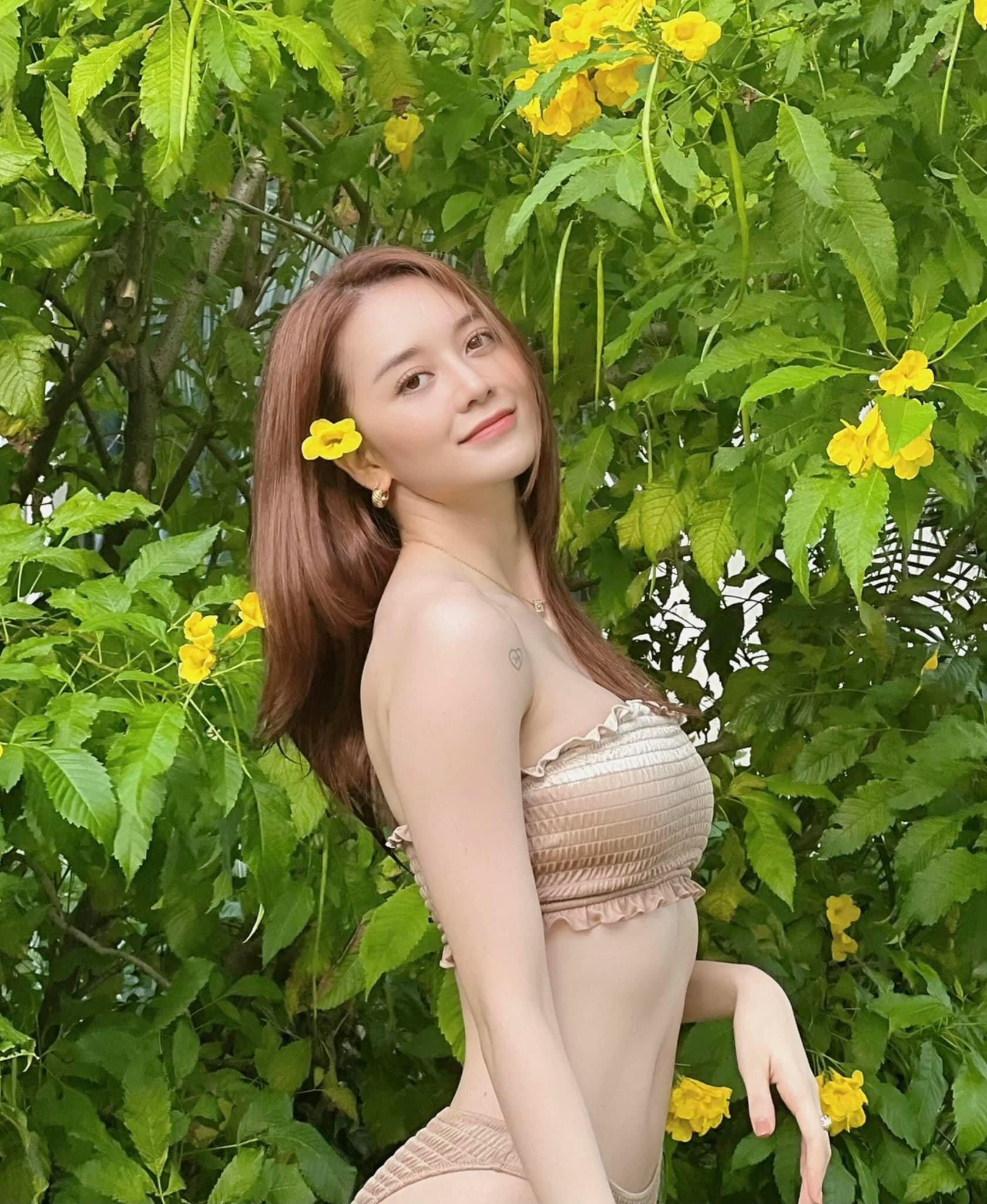 Thiều Bảo Trang đốt cháy mùa hè với bộ ảnh bikini mướt mắt, netizen: 'Mùa xuân hoa nở là vì chị' - Ảnh 1