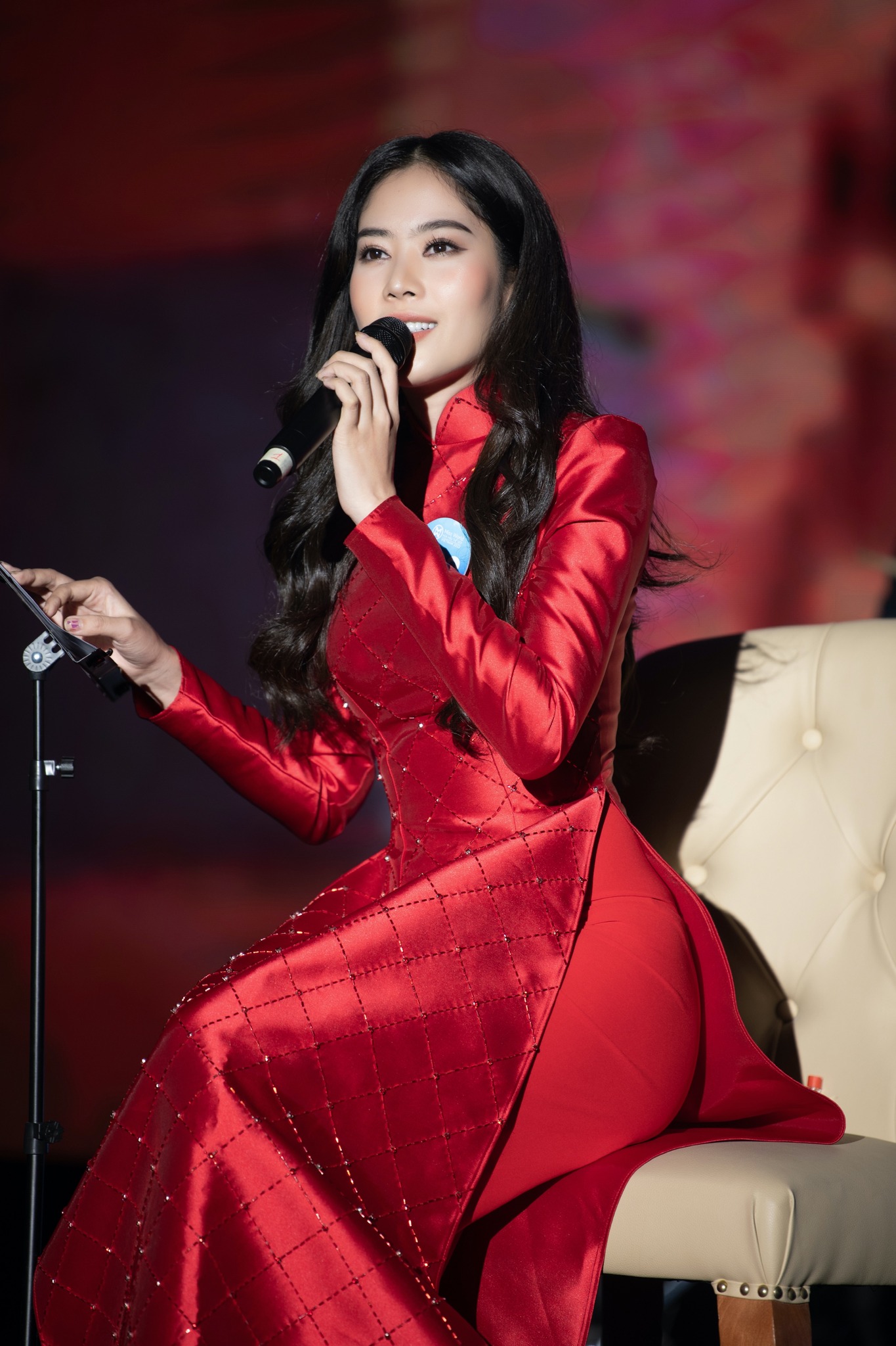 Nam Em đi thi Hoa hậu Thế giới Việt Nam như đi chợ, buột miệng 'Lẹ lẹ về chị còn đi hát nữa' - Ảnh 4