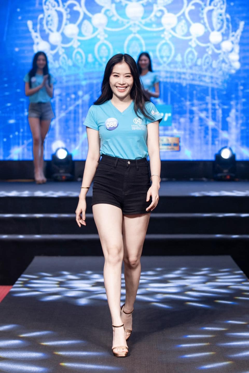 Nam Em đi thi Hoa hậu Thế giới Việt Nam như đi chợ, buột miệng 'Lẹ lẹ về chị còn đi hát nữa' - Ảnh 5