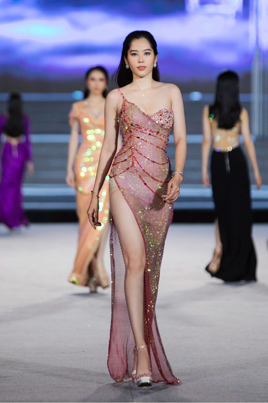 Nam Em đi thi Hoa hậu Thế giới Việt Nam như đi chợ, buột miệng 'Lẹ lẹ về chị còn đi hát nữa' - Ảnh 3