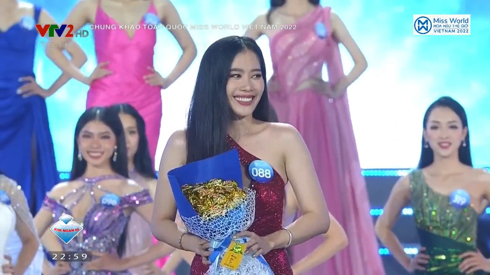 Nam Em gặp vấn đề về sức khỏe, đứng không vững trên sóng trực tiếp Miss World Việt Nam 2022 - Ảnh 3