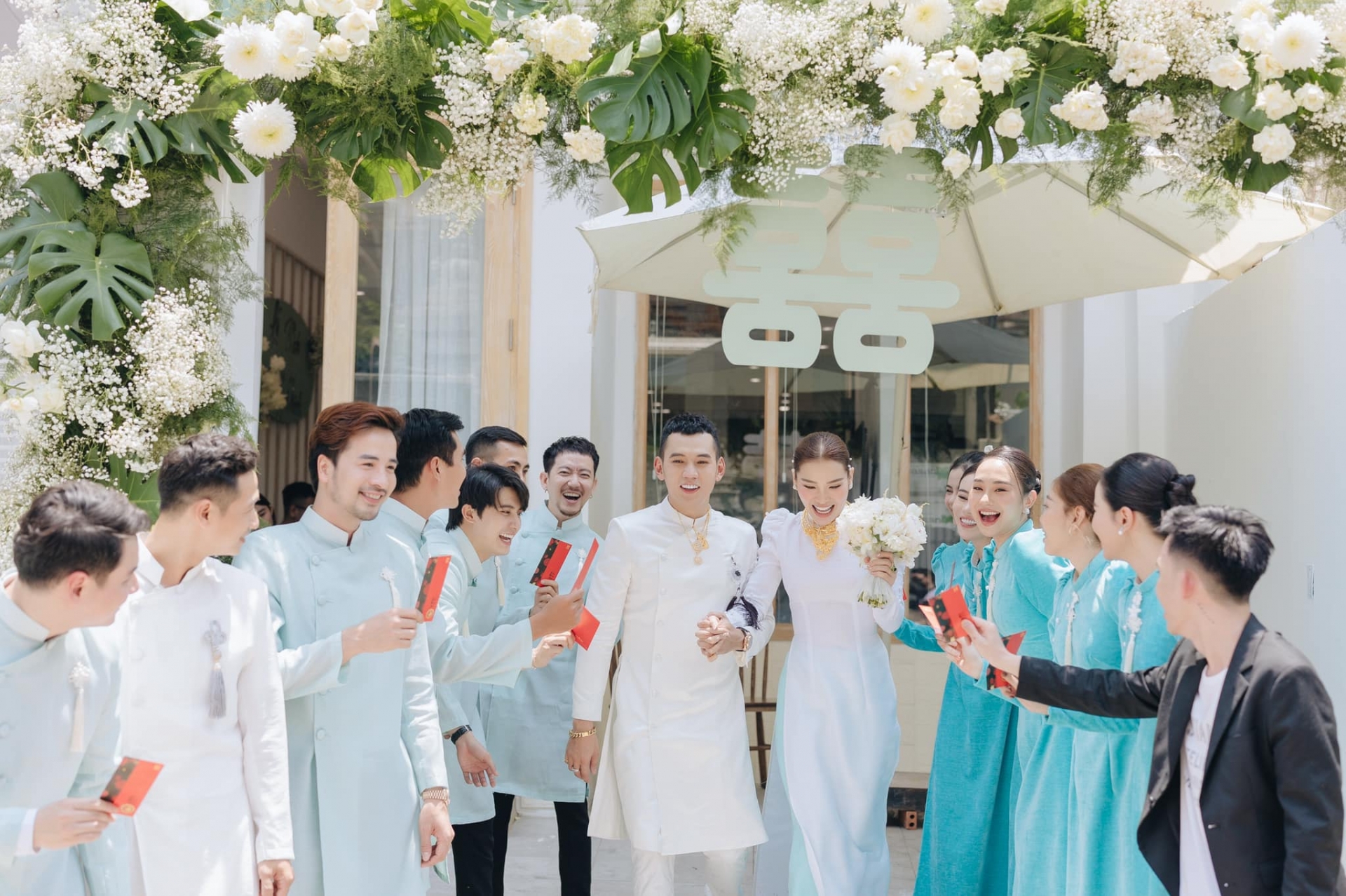 Phương Trinh Jolie và Lý Bình chính thức về chung một nhà bằng một đám cưới lãng mạn hôm 25/4.