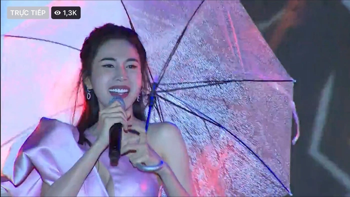 Thủy Tiên lần đầu trở lại sân khấu lớn hậu ồn ào từ thiện, nhảy sung dưới mưa - Ảnh 2