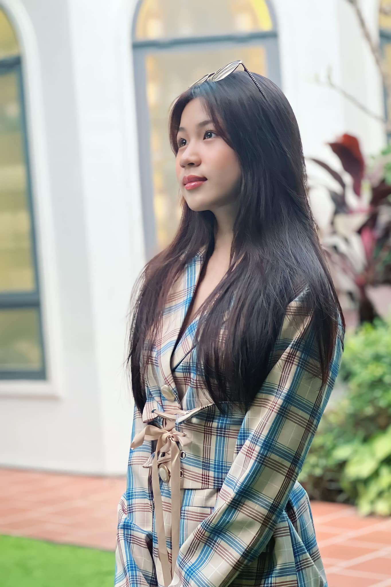 Ái nữ 17 tuổi nhà Lưu Thiên Hương chụp hình ở bụi cây góc vườn vẫn xinh đẹp khó rời mắt - Ảnh 3