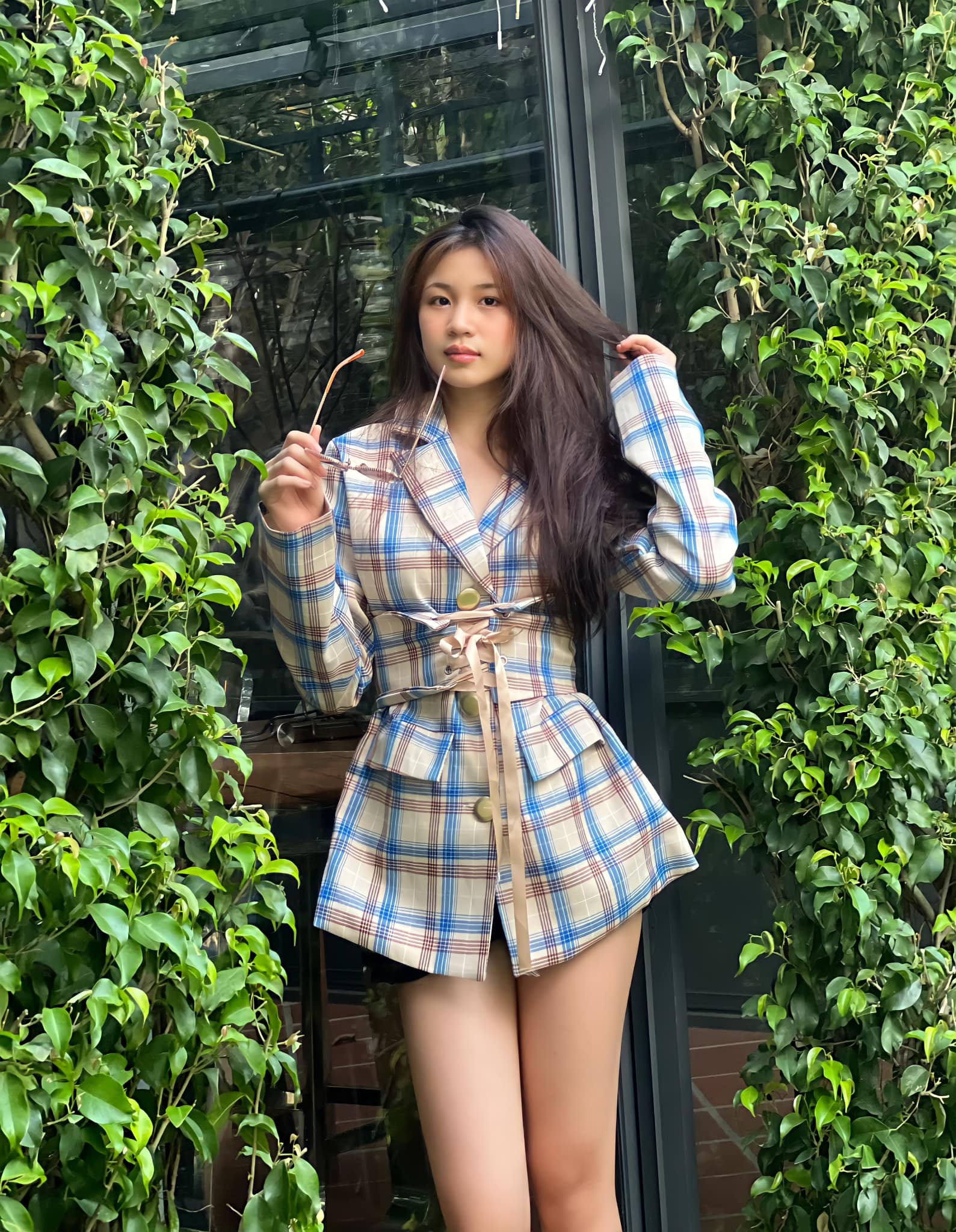 Ái nữ 17 tuổi nhà Lưu Thiên Hương chụp hình ở bụi cây góc vườn vẫn xinh đẹp khó rời mắt - Ảnh 5
