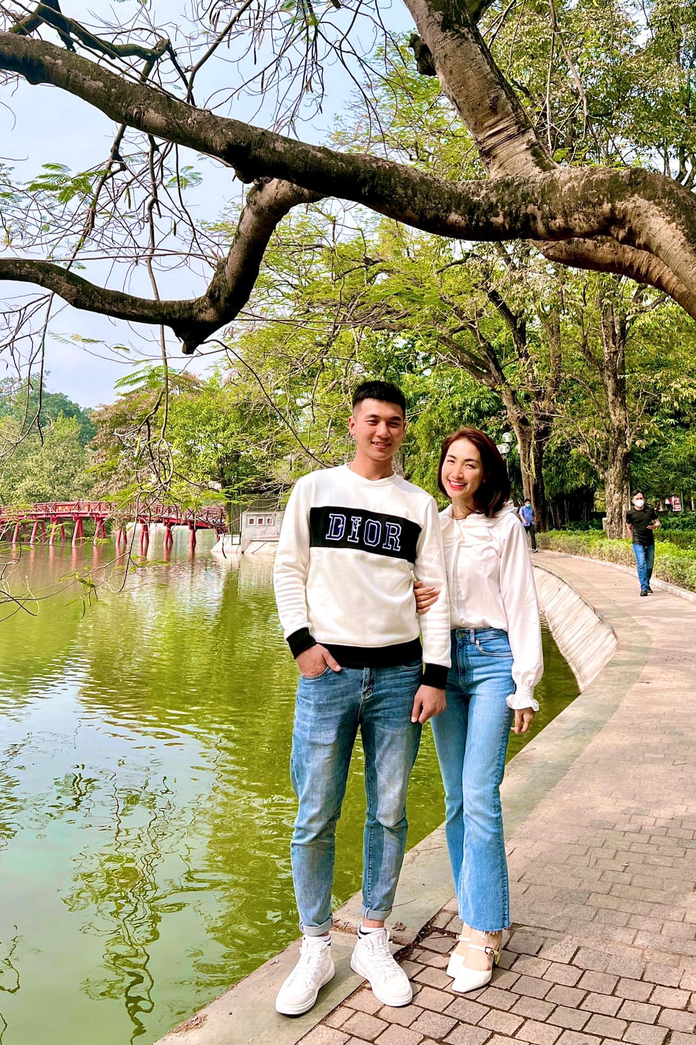'Chú bộ đội' điển trai công khai ôm Hòa Minzy vào lòng: Từng hẹn hò và chụp hình riêng ở Hà Nội - Ảnh 4
